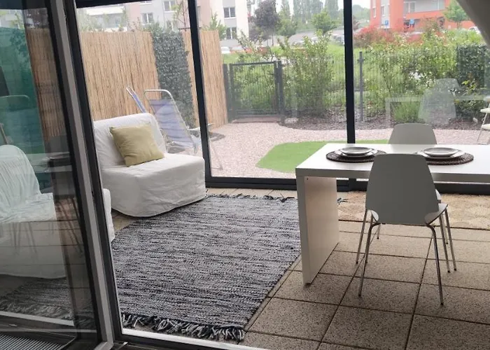 Letnany, Zimni Zahrada, Parkovani V Garazi Zdarma Apartment