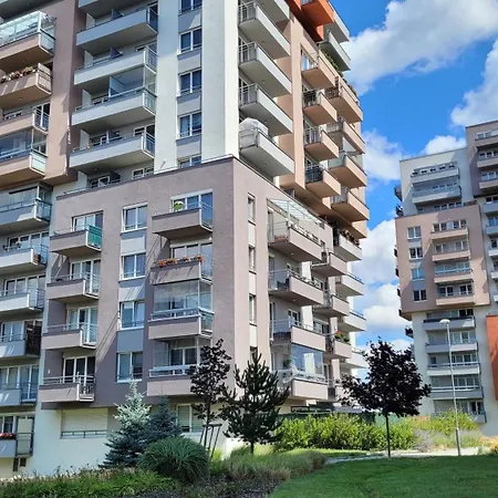 Letnany, Zimni Zahrada, Parkovani V Garazi Zdarma Prag